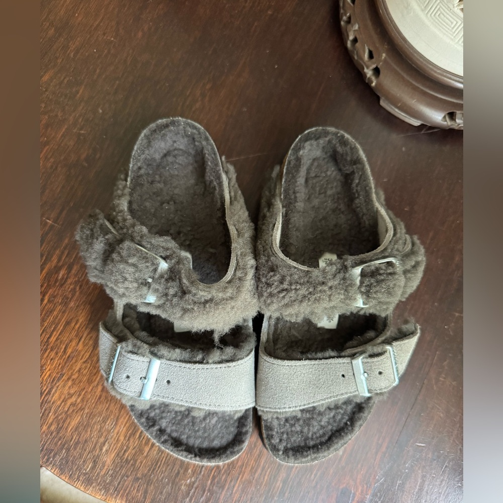Birkenstock Arizona Split Teddy Rivet Logo. Size 36 (US 5.0). Very gently used. - Picture 3 of 12